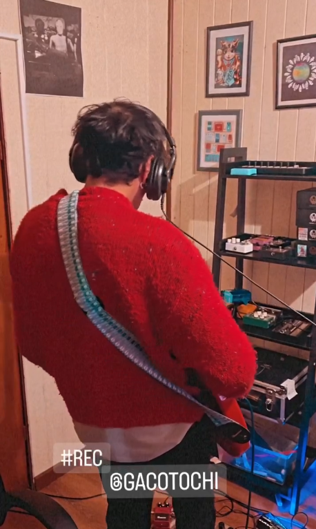 Músico grabando guitarra en Estudio Calica